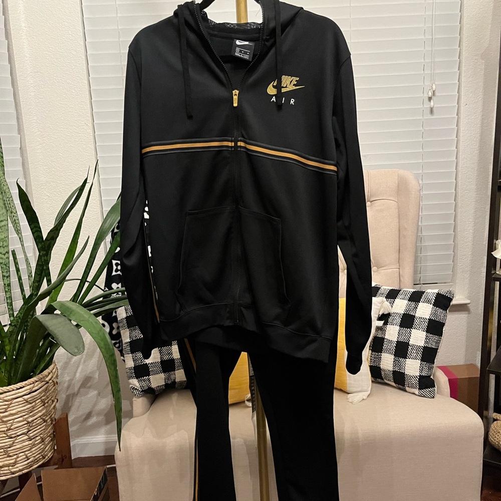 NIKE SET Men's Black Jacket and Jogger with Gold Accents Size M